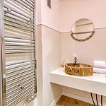 Appartement Romantic And New In The Famous Rue Meynadier In The Supercentre Of