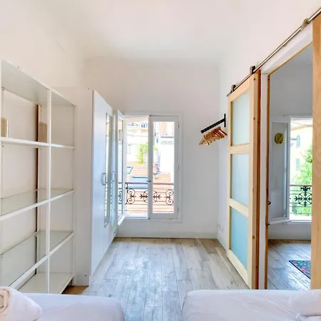Daire Romantic And New In The Famous Rue Meynadier In The Supercentre Of
