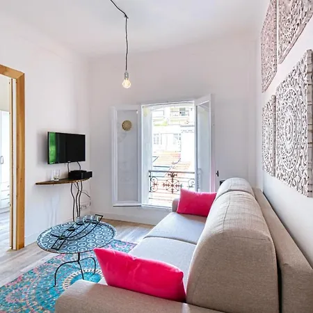 Daire Romantic And New In The Famous Rue Meynadier In The Supercentre Of